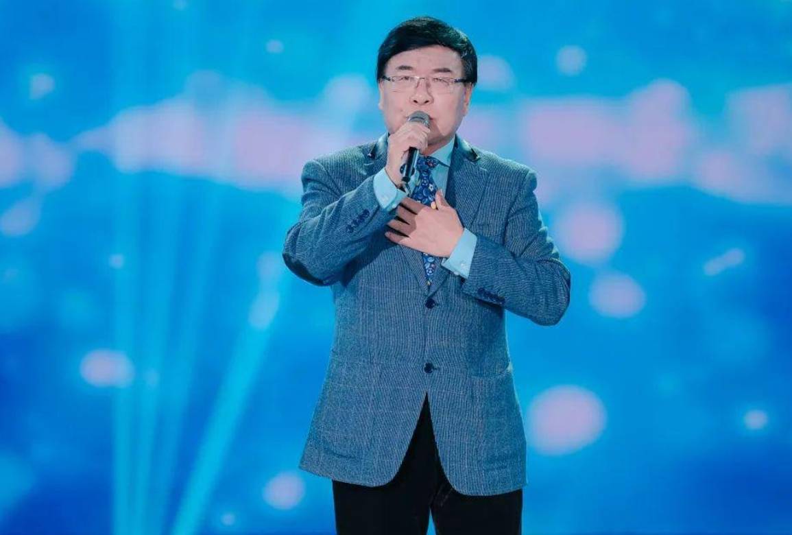Han Qiaosheng (Han Qiaosheng watched the game and lamented that the atmosphere exceeded that of the Super League)